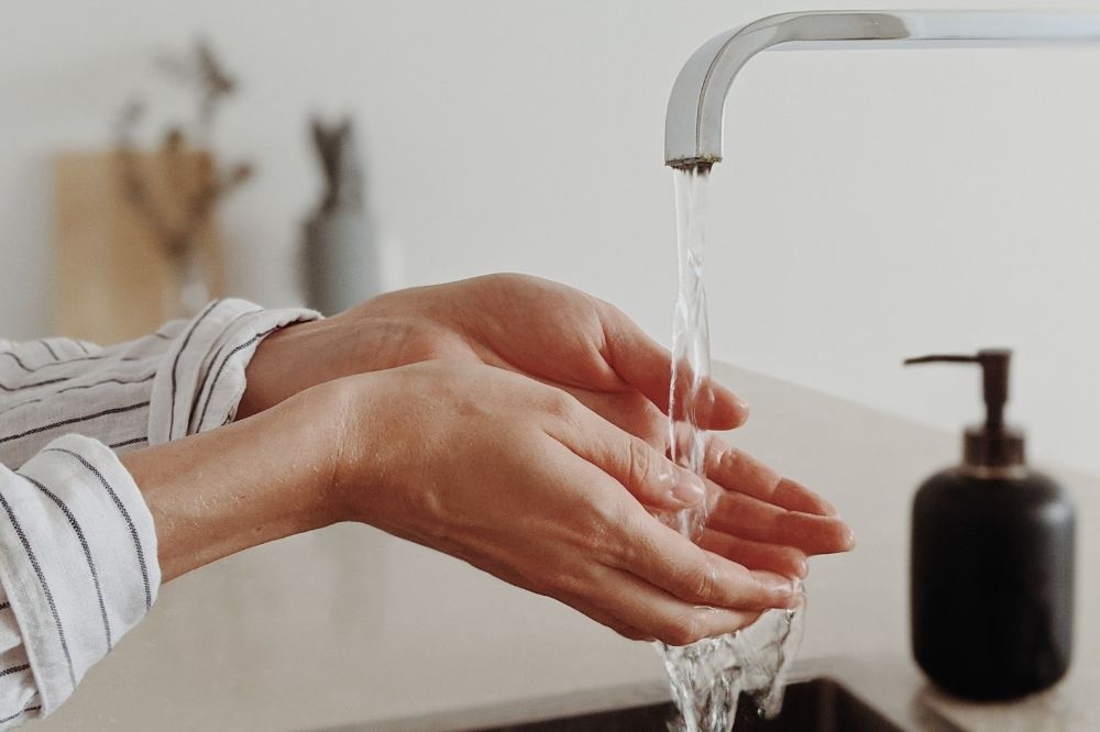 Avec quoi se laver les mains ? Qui est le plus efficace ? Savon, gel moussant, gel hydroalcoolique ?