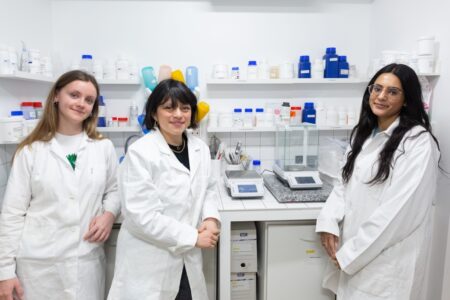 Photo de l'équipe R&D de 900.care dans leur labo